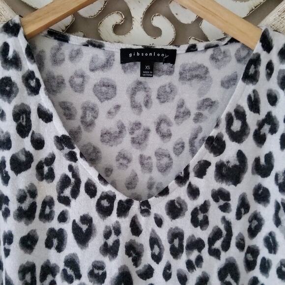 Gibsonlook Women's Long Sleeve V-neck Fleece Top Ivory Black Snow Leopard Print - Picture 5 of 7